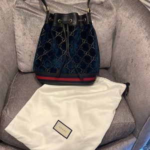 Gucci
Bucket Bag GG Velvet Medium